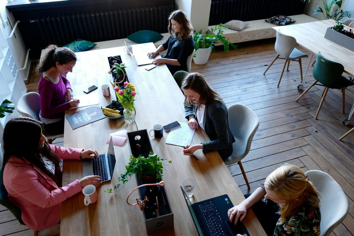 Frauen sitzen zusammen und sprechen über ihre Finanzen